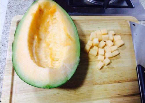 东北人吃哈密瓜视频图片,哈密瓜的东北吃法大揭秘