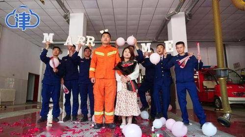 众人吃瓜现场视频,众人围观吃瓜，热闹非凡